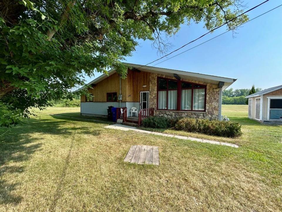 734 CHURCH ROAD, East Selkirk, Manitoba R0E 0M0, Canada