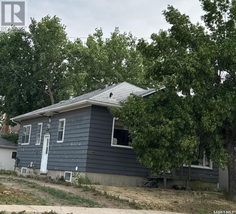 104 2ND AVENUE W, Gravelbourg, Saskatchewan S0H 1X0, Canada