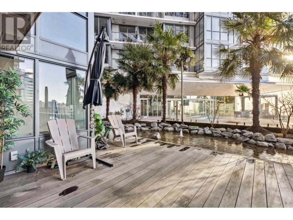 68 SMITHE STREET, Vancouver, British Columbia V6B 0P4, Canada