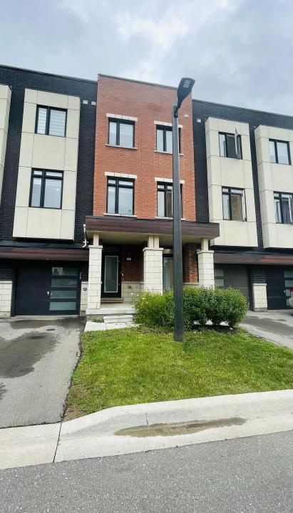 928 KICKING HORSE PATH, Oshawa, Ontario L1J 0B4, Kanada