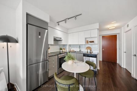 120 VARNA DRIVE, Toronto, Ontario M6A 0B3, Canadá