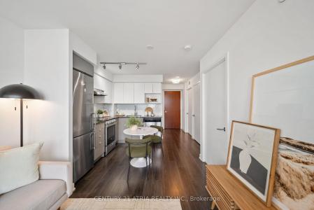 120 VARNA DRIVE, Toronto, Ontario M6A 0B3, Canadá