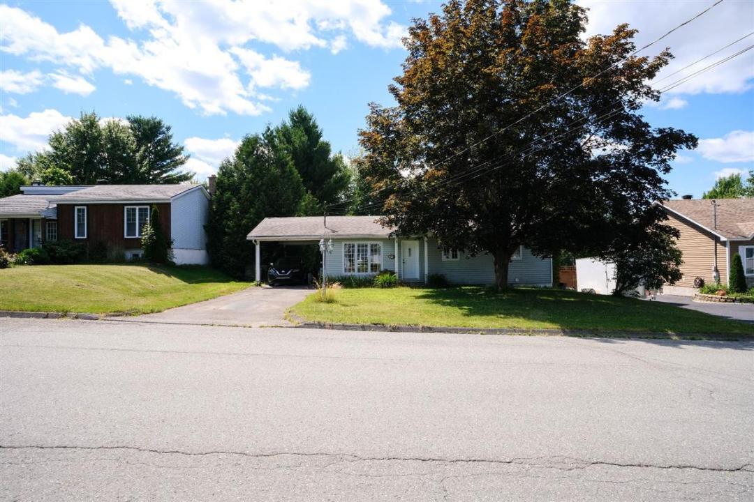 335  16e Avenue, Magog, Quebec J1X 3V6, Kanada