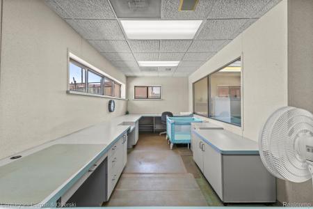 16136 White Avenue, Allen Park, Michigan 48101, USA