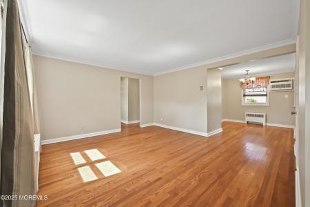 82 Manor Drive, Red Bank, New Jersey 07701, USA