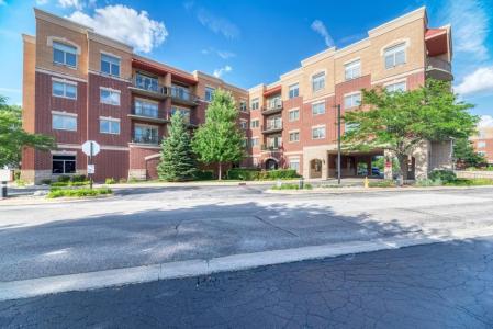 1210 N Foxdale Drive , 105, Addison, Illinois 60101, USA