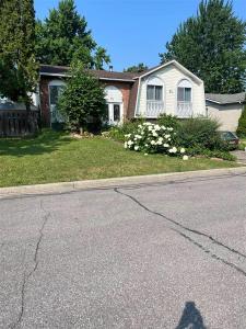 33  Rue Parklane, Dollard-Des Ormeaux, Quebec H9G 1B8, Canada