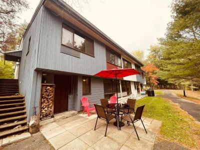 22  Rue des Condos, Lac-Sainte-Marie, Quebec J0X 1Z0, Canada