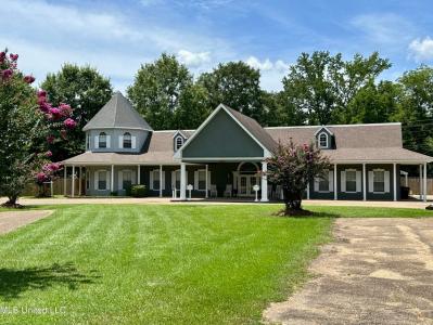 807 N Monroe Street, Clinton, Mississippi 39056, USA