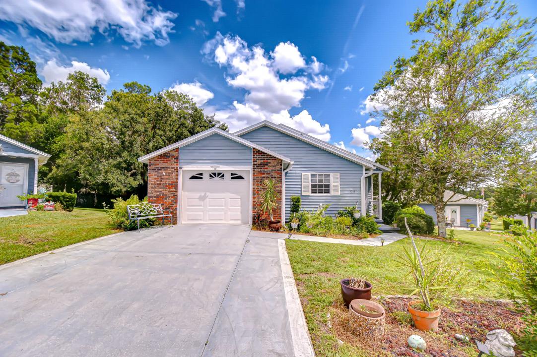 5912 Newberry Court, Zephyrhills, Florida 33542