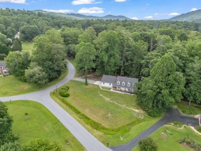 213 Raintree Drive, Hendersonville, Carolina Do Norte 28791, Estados Unidos