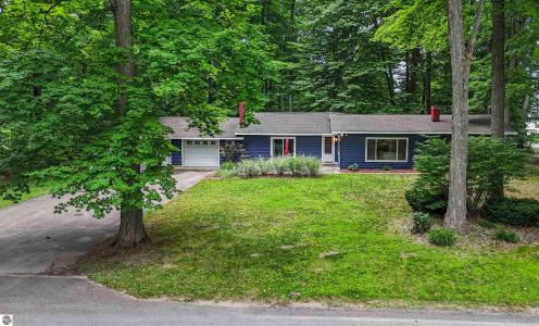 3772 Central Park Drive, Grawn, Michigan 49637, USA