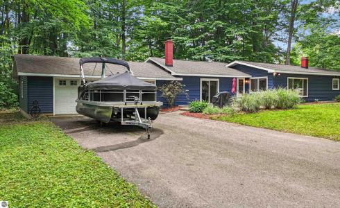 3772 Central Park Drive, Grawn, Michigan 49637, USA