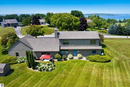 10404 Warren Drive, Traverse City, Michigan 49686, USA