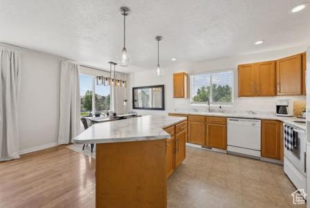 975 W FOXBORO DR, North Salt Lake, יוטה 84054, ארצות הברית של אמריקה