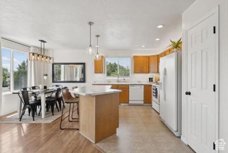 975 W FOXBORO DR, North Salt Lake, יוטה 84054, ארצות הברית של אמריקה
