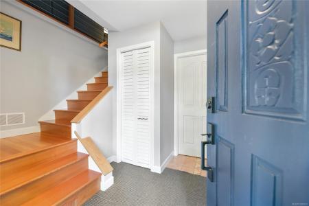 2024 ARDWELL AVE, Sidney, 不列颠哥伦比亚省 V8L 2L4, 加拿大