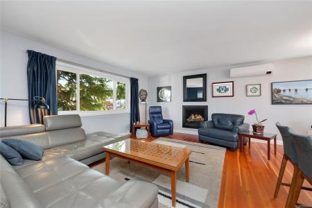 2024 ARDWELL AVE, Sidney, 不列颠哥伦比亚省 V8L 2L4, 加拿大
