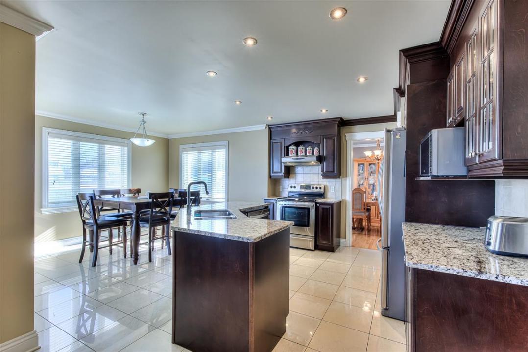 24 Rue du Syrah, Kirkland, 魁北克省 H9H 0B1, 加拿大