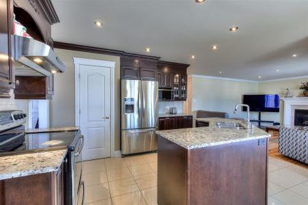 24  Rue du Syrah, Kirkland, Quebec H9H 0B1, Canada