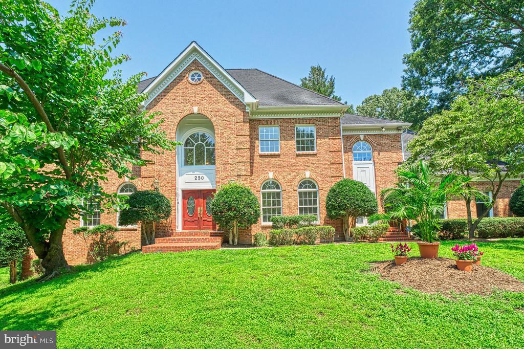 250 Golden Woods Court, Great Falls, Virginia 22066