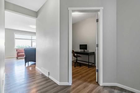 28 BELMONT TERRACE, Calgary, Alberta T2X 4H6, Kanada