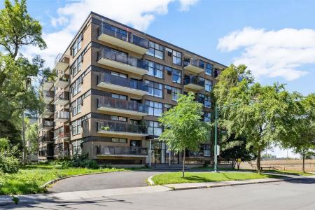 2450  Ch. Athlone, Mont-Royal, Quebec H3R 3H6, Canada