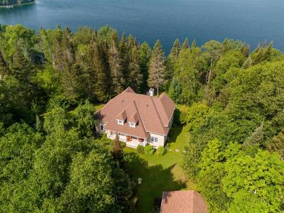 8  Ch. du Vieux-Foyer, Blue Sea, Quebec J0X 1C0, Canada
