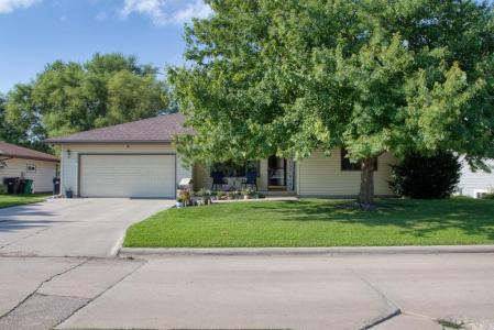 505 W Meadow Drive, Prairie City, איווה 50228, ארצות הברית של אמריקה