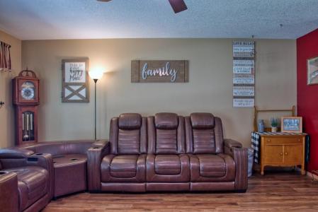 505 W Meadow Drive, Prairie City, איווה 50228, ארצות הברית של אמריקה