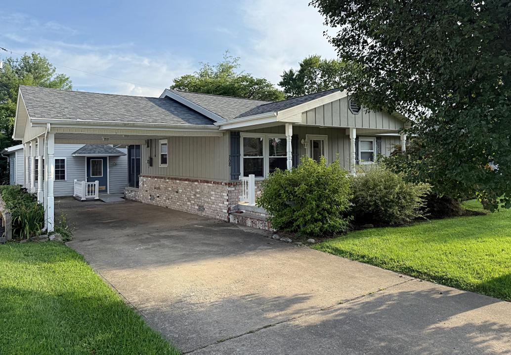 208 Sycamore Street, Loogootee, Indiana 47553, USA