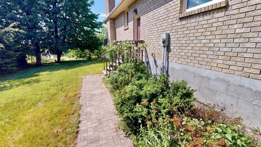 12 VIVYENNE COURT, North Bay, Ontario P1A 4J2, Canada