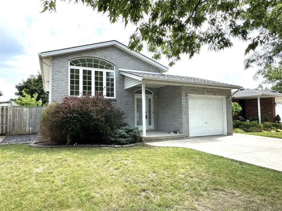 3858 ACORN COURT, Windsor, Ontario N8W 5R5, Canadá