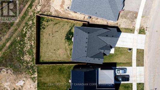 5 HARTLAND CIRCLE, St. Thomas, Ontario N5R 6J8, CANADÁ