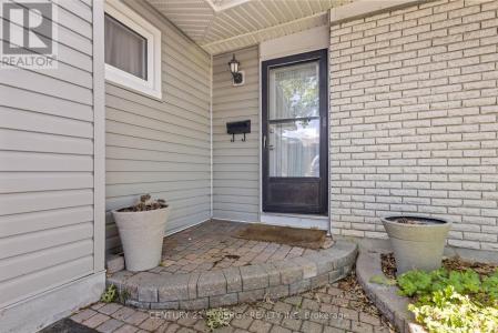 2018 DEERHURST COURT, Ottawa, אונטריו K1J 8H1, קנדה 