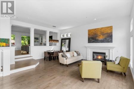 4949 EDENDALE COURT, West Vancouver, Colúmbia Britânica V7W 3H7, CANADÁ