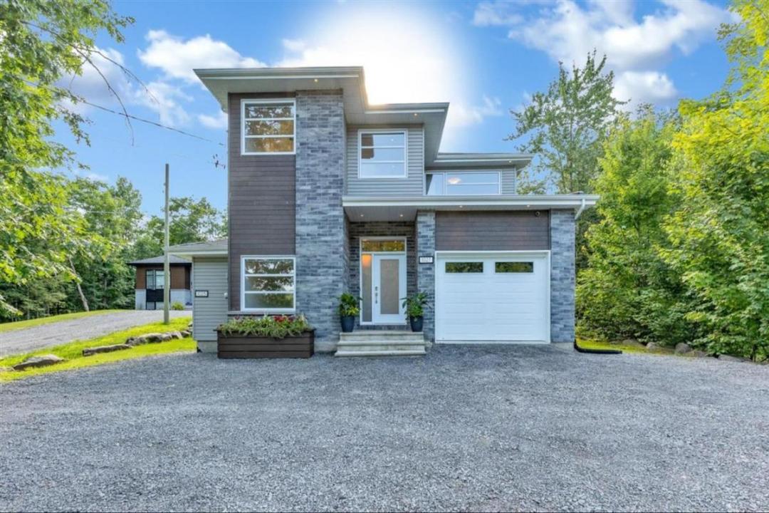 1025-1027 Rue Jacinthe, Saint-Jérôme, Quebec J5L 1E7, Canada