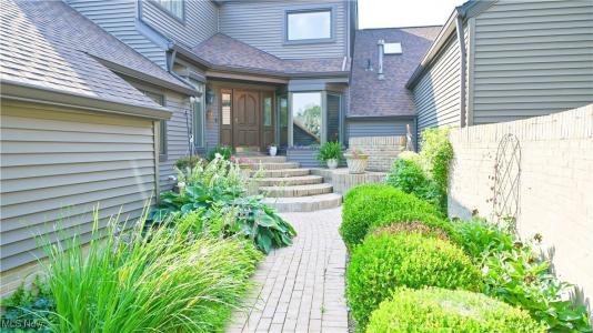 1415 Harbor Drive NW, Canton, Ohio 44708