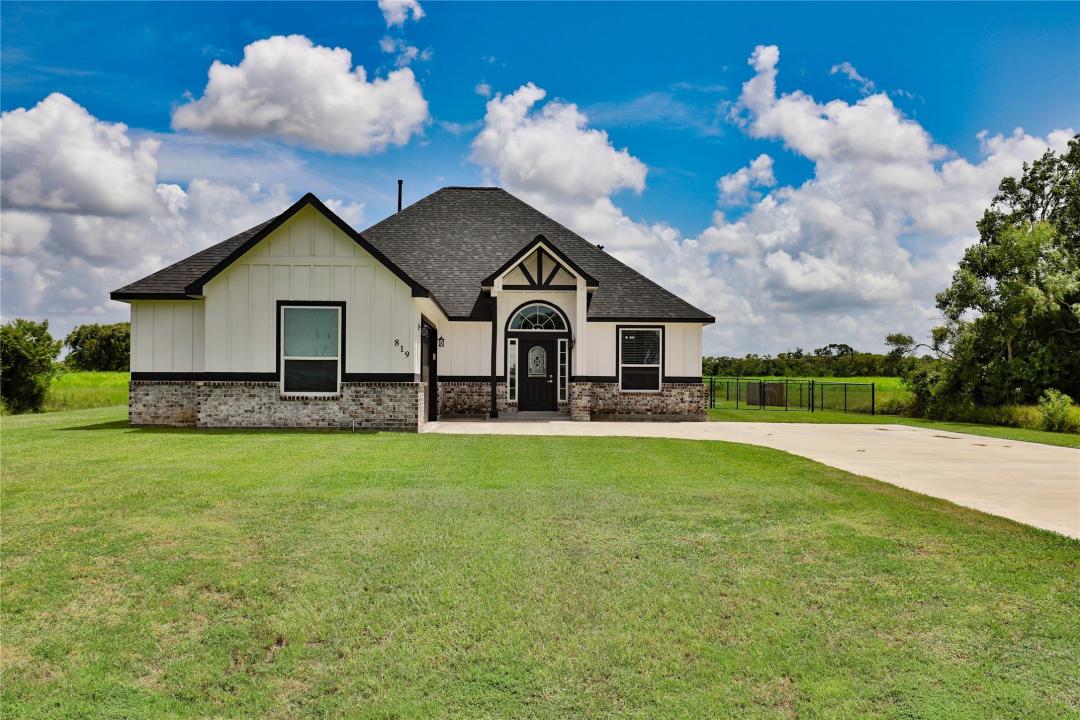 819 Buffalo Trail, Angleton, Texas 77515
