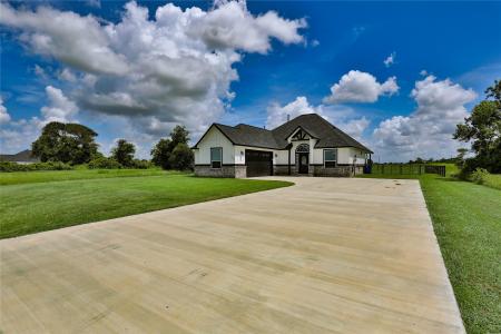 819 Buffalo Trail, Angleton, Texas 77515