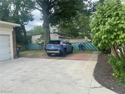 3084 E. Derbyshire Road E, Cleveland Heights, Ohio 44118, USA