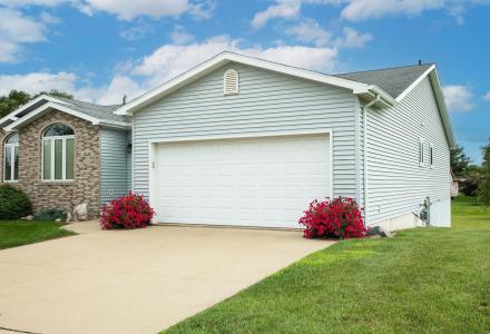2419 Carstensen Dr, Waverly, Iowa 50677, USA