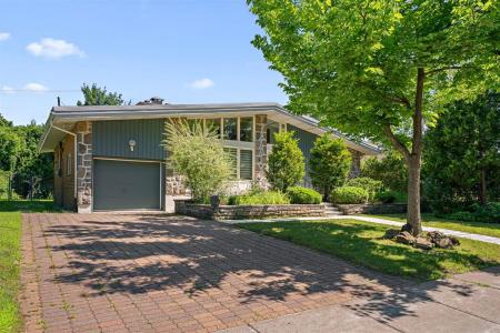 442  Av. Woodlea, Mont-Royal, Quebec H3P 1R6, Canadá