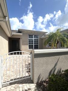 2433 Kensington Greens Dr, Sun City Center, Florida 33573