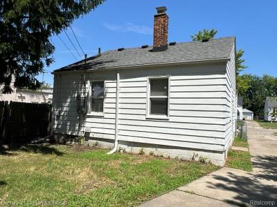 18532 Elkhart Street, Harper Woods, Michigan 48225, USA