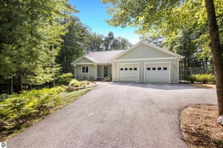 4810 N Indian Lakes Trail, Traverse City, Michigan 49696, Estados Unidos