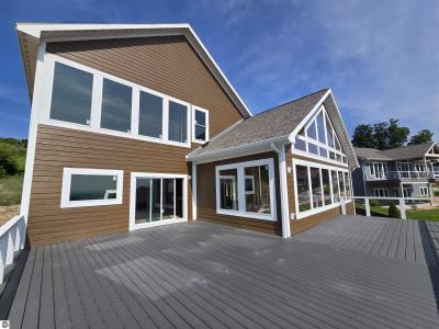 4229 Eagles View, Traverse City, Michigan 49684-7085, USA