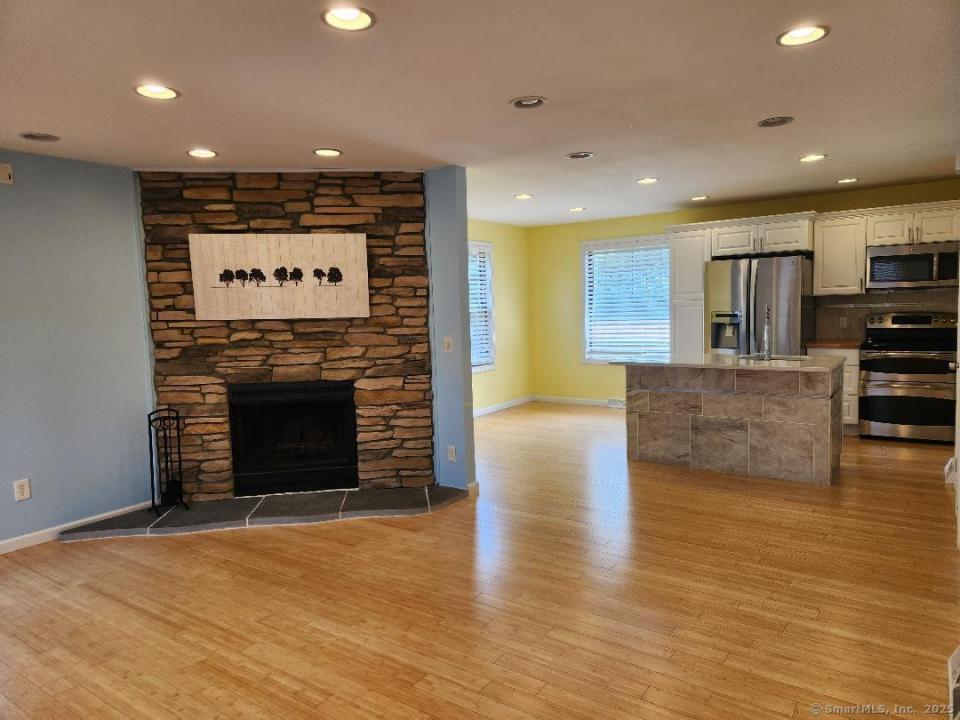 22 Baypath Way, Branford, Connecticut 06405