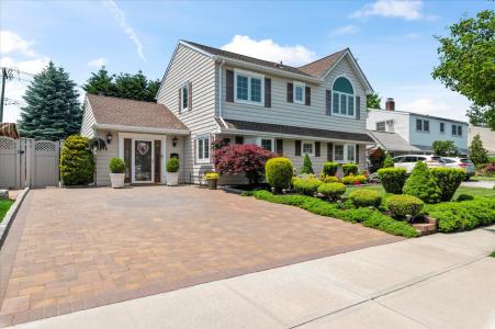 105 Sunrise Lane, Levittown, NY 11756, USA