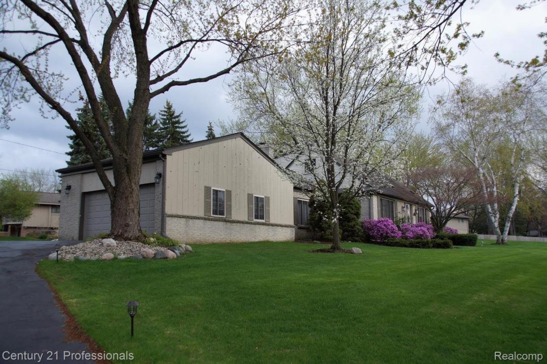 575 Troyvally Street, Troy, Michigan 48098